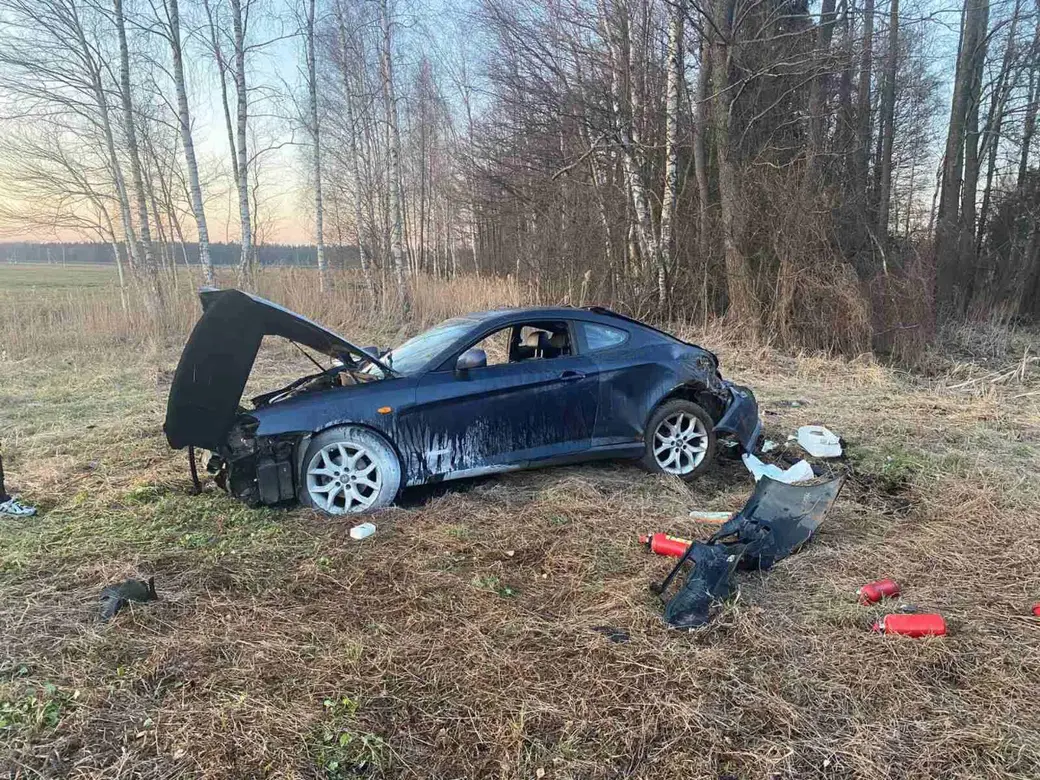 В Бобруйском районе автомобиль бобруйчанина трижды перевернулся и упал в  кювет. Водитель в больнице | bobruisk.ru