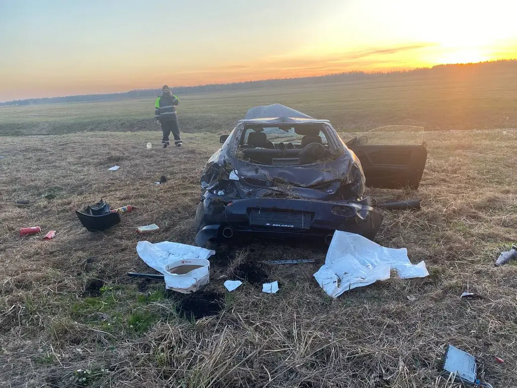 В Бобруйском районе автомобиль бобруйчанина трижды перевернулся и упал в  кювет. Водитель в больнице | bobruisk.ru