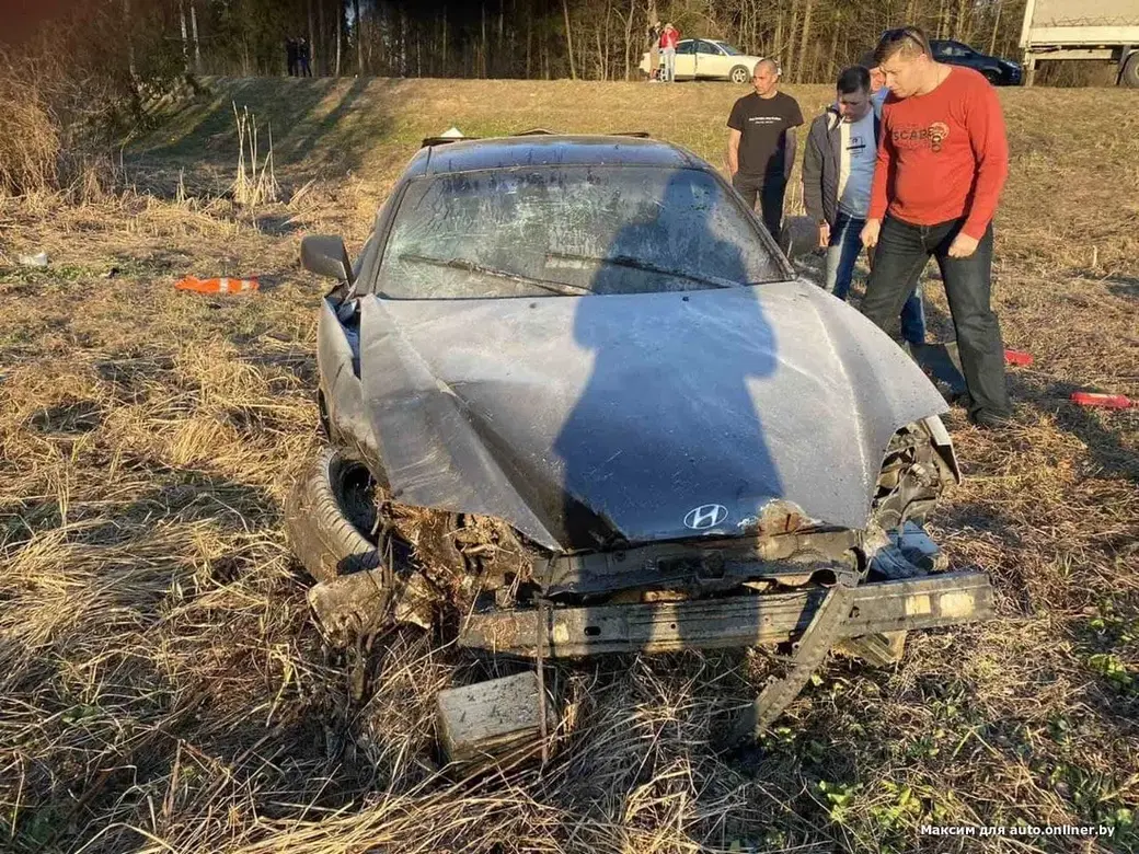 В Бобруйском районе автомобиль бобруйчанина трижды перевернулся и упал в  кювет. Водитель в больнице | bobruisk.ru