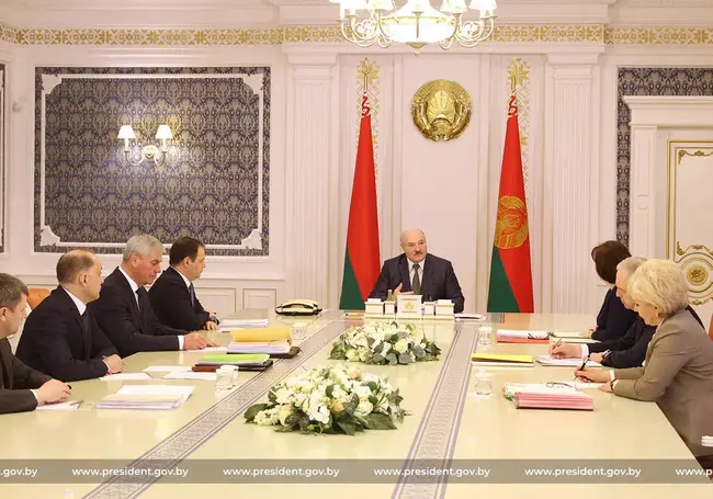 Лукашенко о чиновниках: «Правила их поведения должны быть сродни военным»