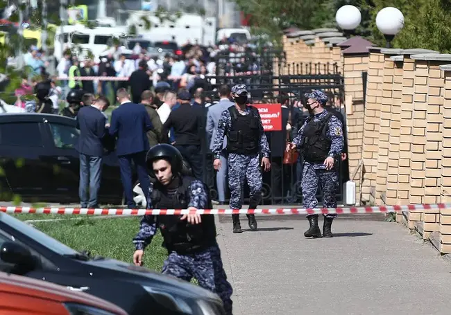 Подростки открыли стрельбу в школе в Казани: десяток погибших