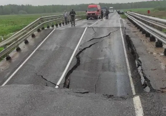 На автодороге Борисов – Березино обрушился мост. Фотофакт