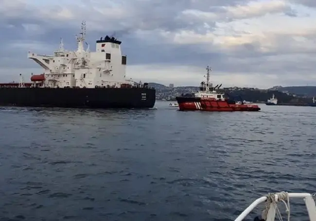 В проливе Босфор остановили движение из-за аварии на танкере (дополнено)