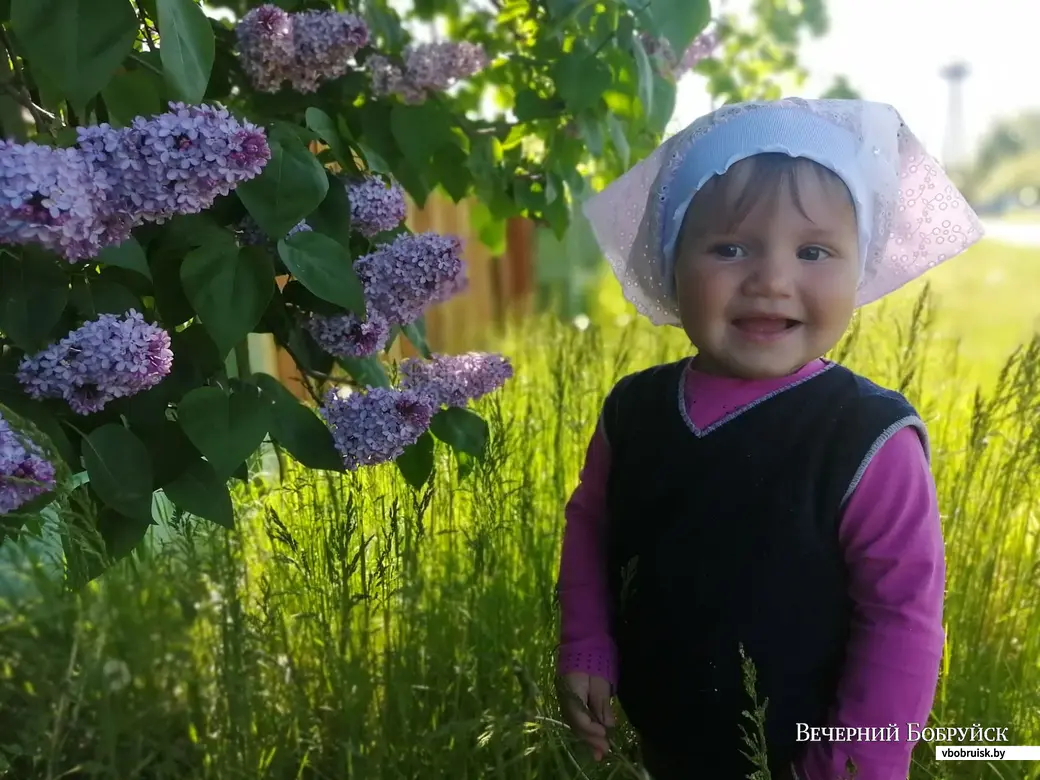 Фотоконкурс «Весна с любимыми»: «Моя маленькая принцесса, доча Маргоша и с  букетом любимой сирени» | bobruisk.ru