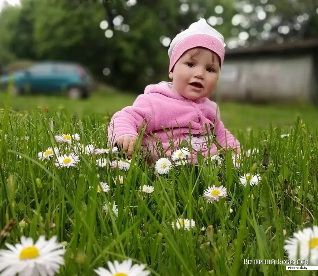 Фотоконкурс «Весна с любимыми»: «Моя маленькая принцесса, доча Маргоша и с  букетом любимой сирени» | bobruisk.ru