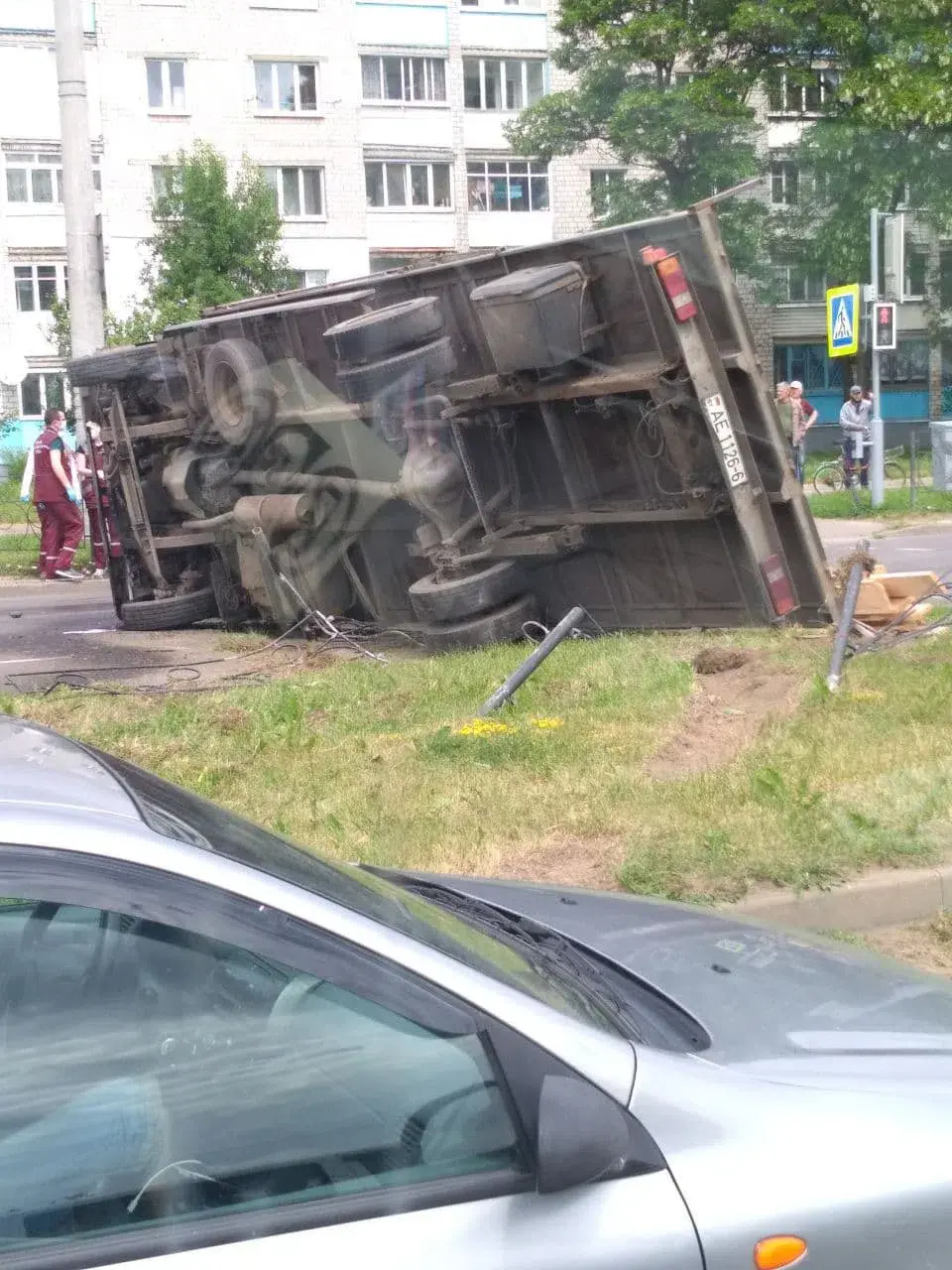 В Бобруйске на улице Крылова перевернулся грузовик (дополнено) | bobruisk.ru