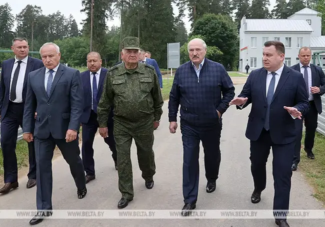 Лукашенко сегодня в Оршанском районе посещает производство стрелкового оружия и другие объекты ВПК