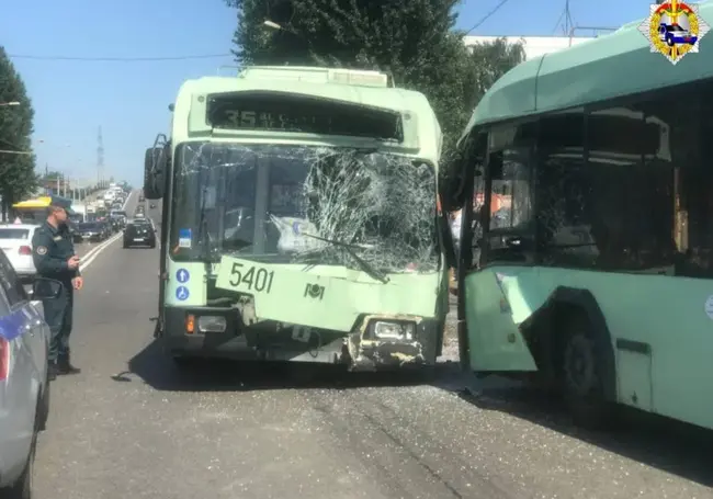 Два троллейбуса столкнулись в Минске: 11 пассажиров получили травмы