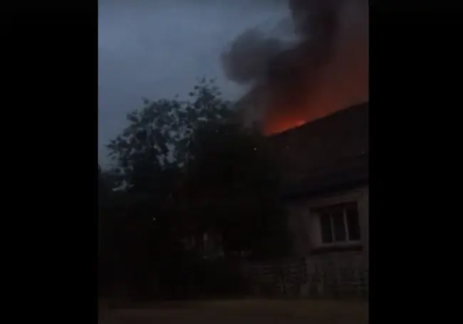 В переулке Переездный в Бобруйске горел барак (видео)