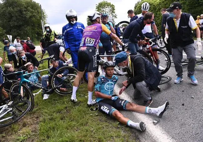 Велотурнир «Тур де Франс» начался с массовой аварии по вине болельщицы