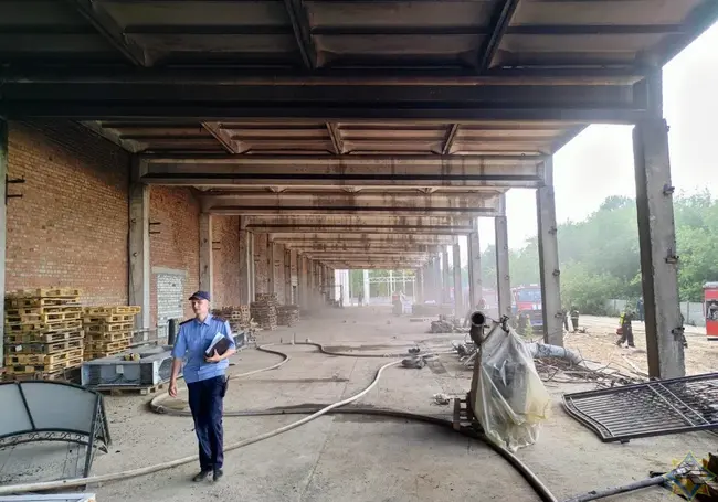 В Могилеве рядом со зданием ОАО «Бабушкина крынка» загорелся склад