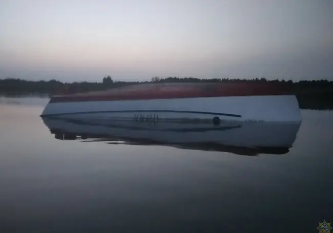На озере Святое в Рогачевском районе перевернулся катер, в воде оказались 15 человек