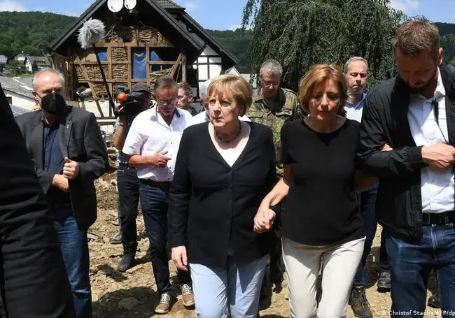 Ангела Меркель посетила пострадавшие от наводнения районы Германии и пообещала помощь потерпевшим