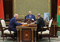 «По крайней мере до агрогородков» – Лукашенко потребовал от транспортников не забывать о местных дорогах