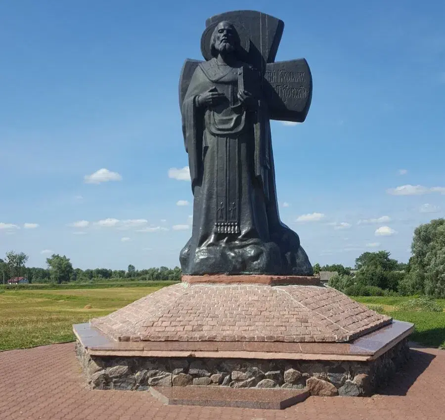 Памятник кириллу туровскому в городе туров. Памятник Кириллу Туровскому в Турове. Растущие кресты в Турове.