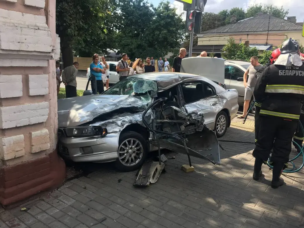 Подробности воскресного ДТП в Бобруйске, в котором легковушка врезалась в  дом | bobruisk.ru