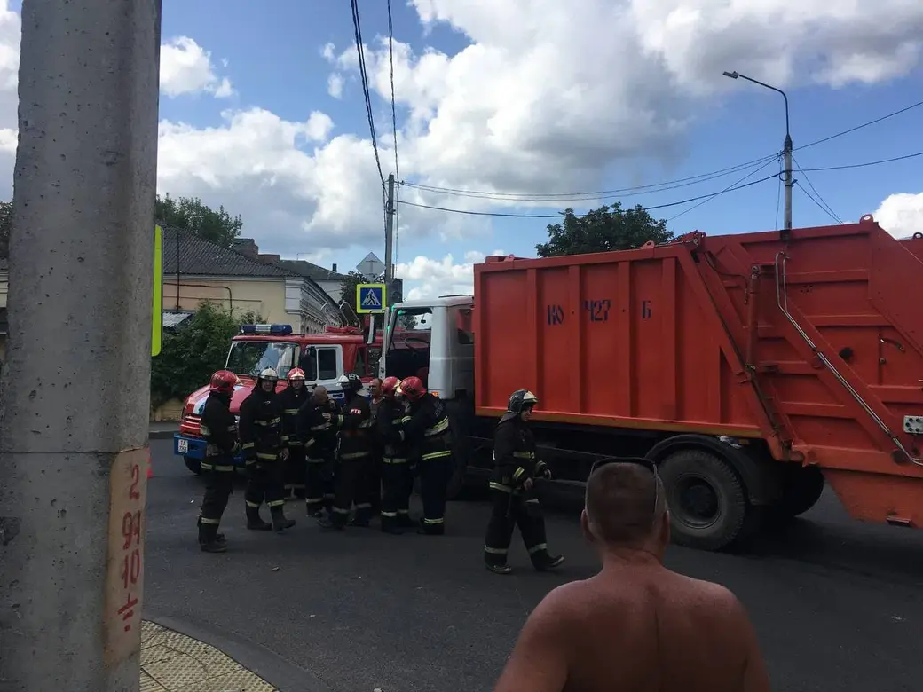 В Бобруйске на перекрестке Бахарова и Чонгарской легковушка врезалась в  угол дома. Фотофакт | bobruisk.ru