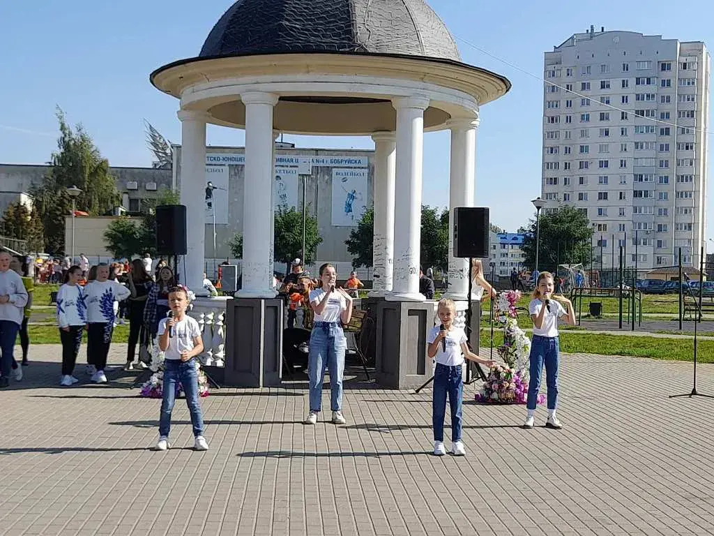 Песни, танцы, фигурное мыло и деревянные открытки. Как в Бобруйске прошел  детский праздник «В нашем доме рады всем!» | bobruisk.ru