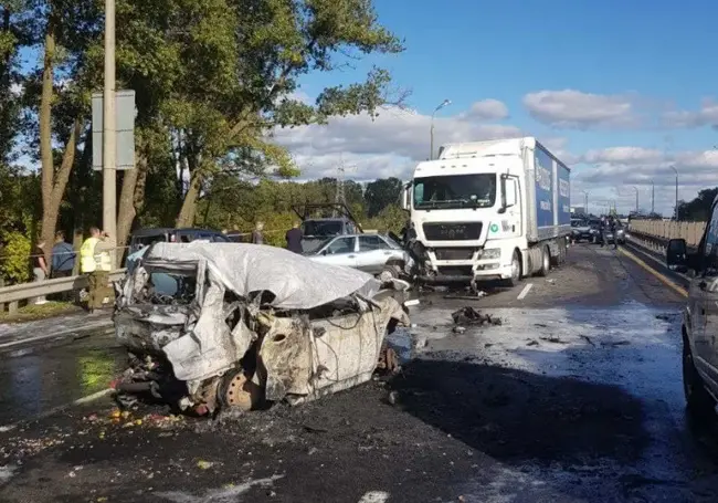 На столичной МКАД сгорел автомобиль с водителем и тремя пассажирами (дополнено)