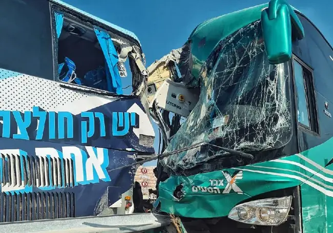 33 человека пострадали при столкновении двух автобусов в Израиле