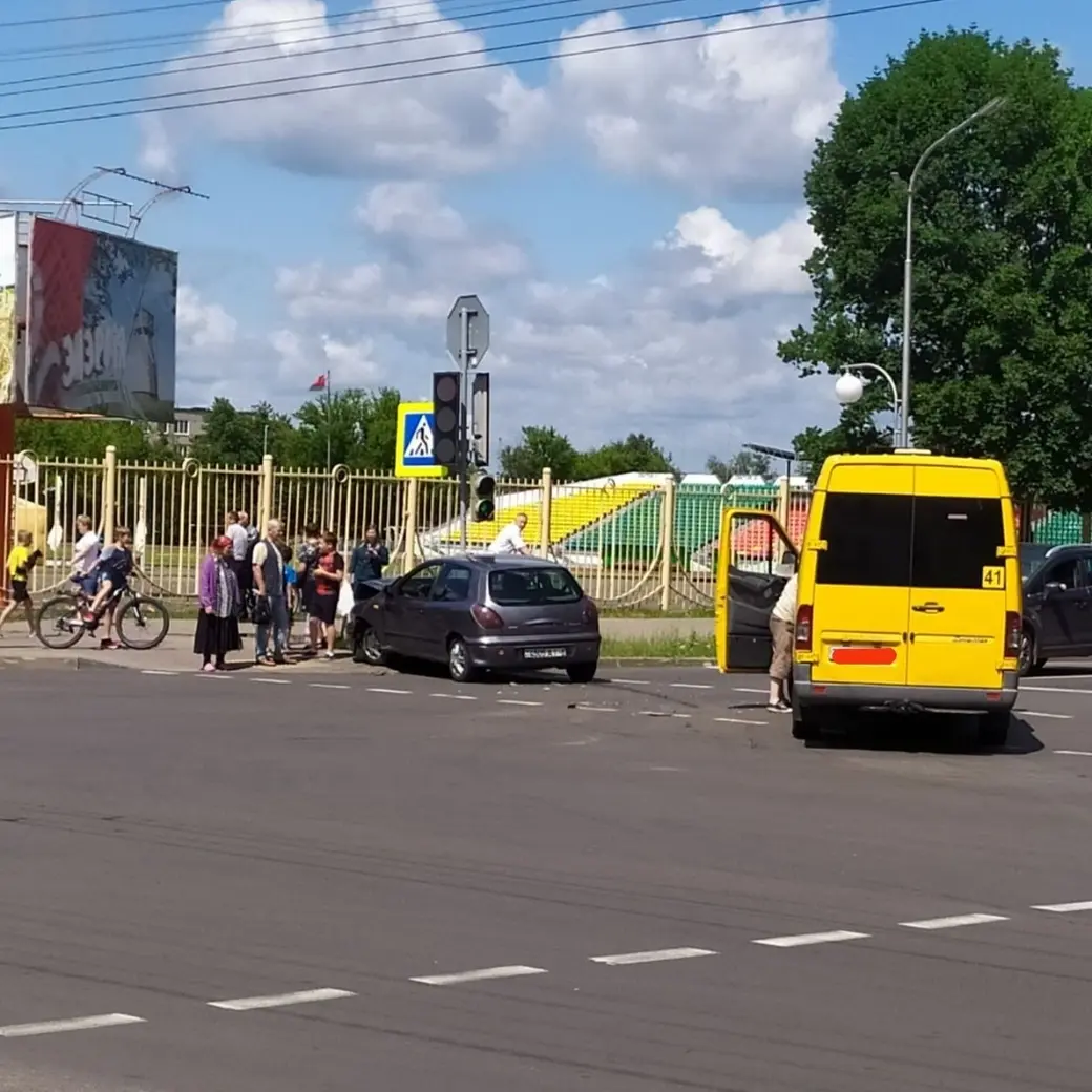 В Бобруйске в аварию попала маршрутка | bobruisk.ru