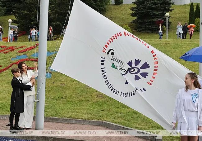 В Витебске подняли флаг XXXI Международного фестиваля искусств «Славянский базар». Фотофакт
