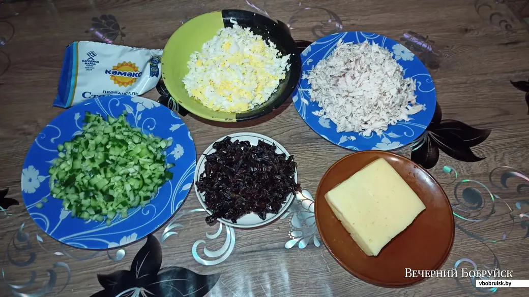 Слоеный салат с курицей, черносливом и грецкими орехами