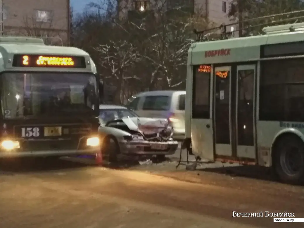 В Бобруйске легковушка врезалась в троллейбус (дополнено) | bobruisk.ru