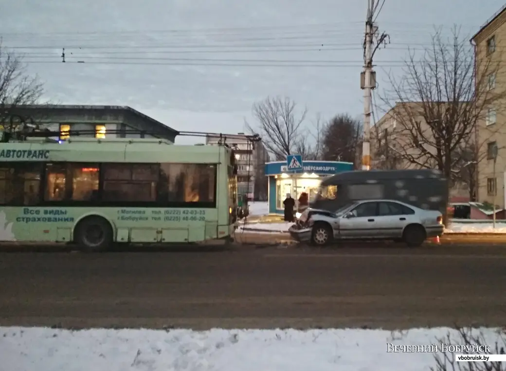 В Бобруйске легковушка врезалась в троллейбус (дополнено) | bobruisk.ru