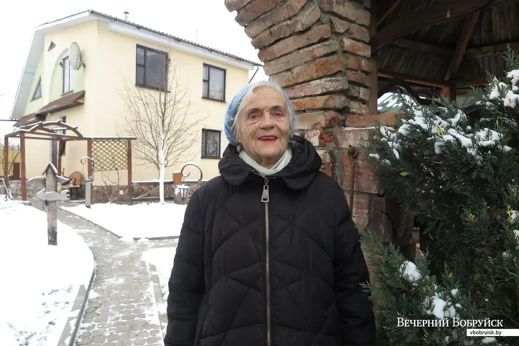 Зима 2021 г. Могилев, Подниколье. Надежда Александровна на фоне родного дома.