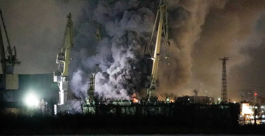 17 декабря 2021 года. Пожар на строящемся корабле «Проворный». в Санкт-Петербурге. Фото: ТАСС.