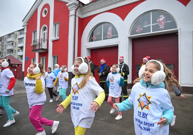 Новогодний флешмоб прошел в Бобруйске у пожарной части №4. Фотофакт