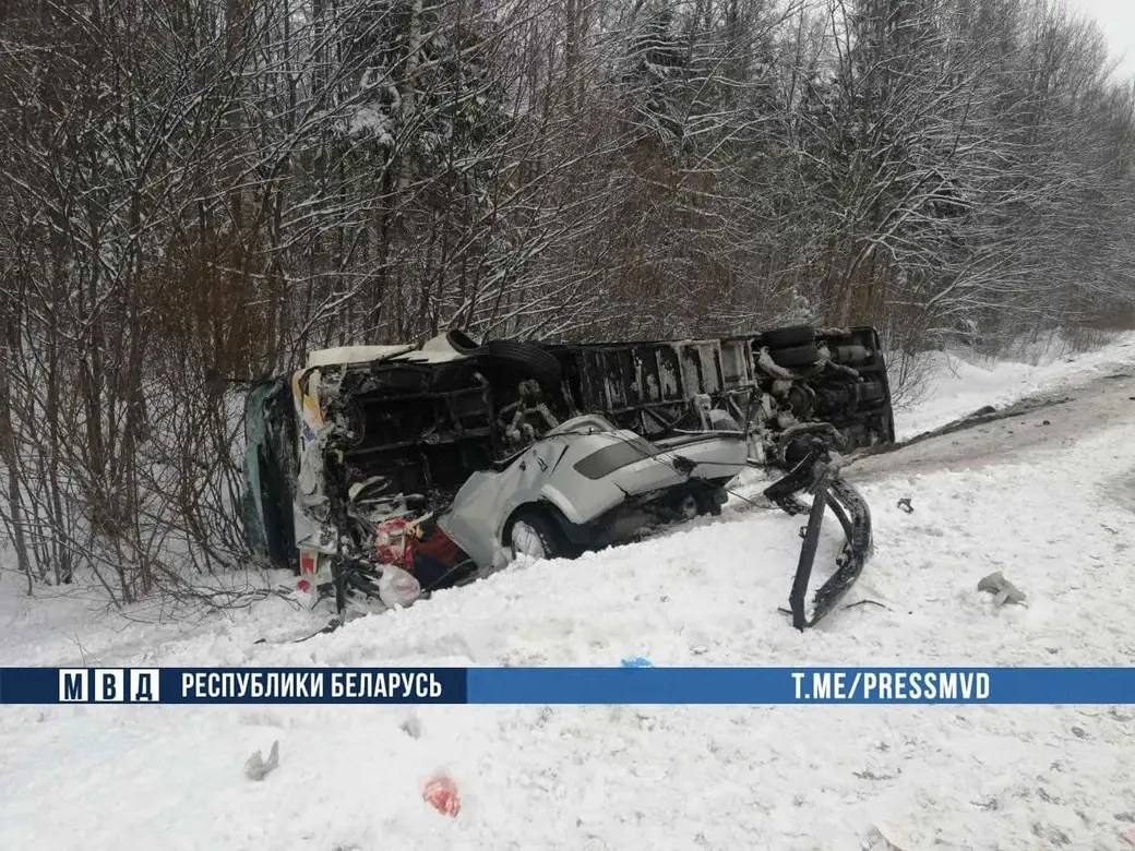 В Витебской области столкнулись туристический автобус и легковой автомобиль  | bobruisk.ru