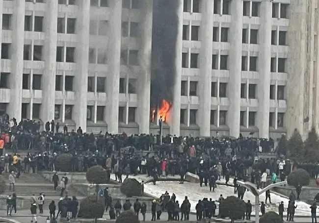 Ситуация в Алматы: протестующие сожгли 120 машин, в том числе 33 полицейских