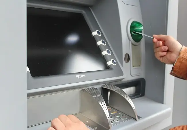 В Бобруйске мужчина взял у знакомого банковскую карту и потратил его деньги