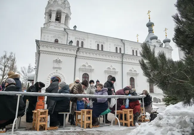 Святую воду раздают в храмах Бобруйска. Фотофакт