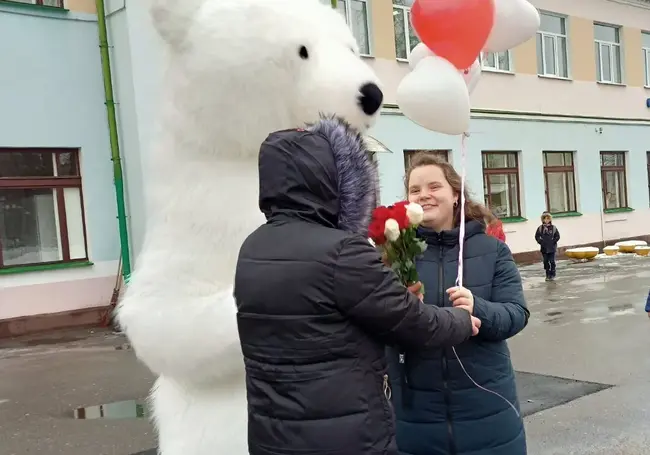 «Мне хотелось плакать и смеяться, когда я увидела это!» Родные сделали 17-летней бобруйчанке приятный сюрприз ко дню рождения