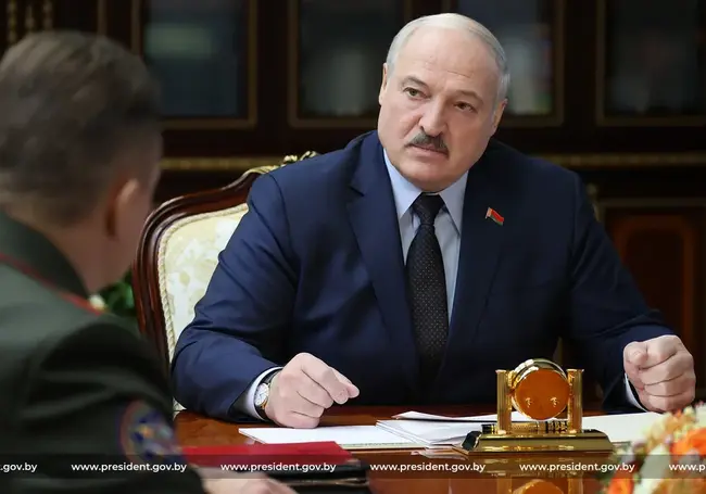 Лукашенко поручил вооружить часть сотрудников МЧС в Беларуси