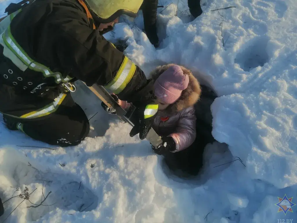 Семилетняя девочка упала в трехметровый колодец в Чаусском районе.  Доставали спасатели | bobruisk.ru