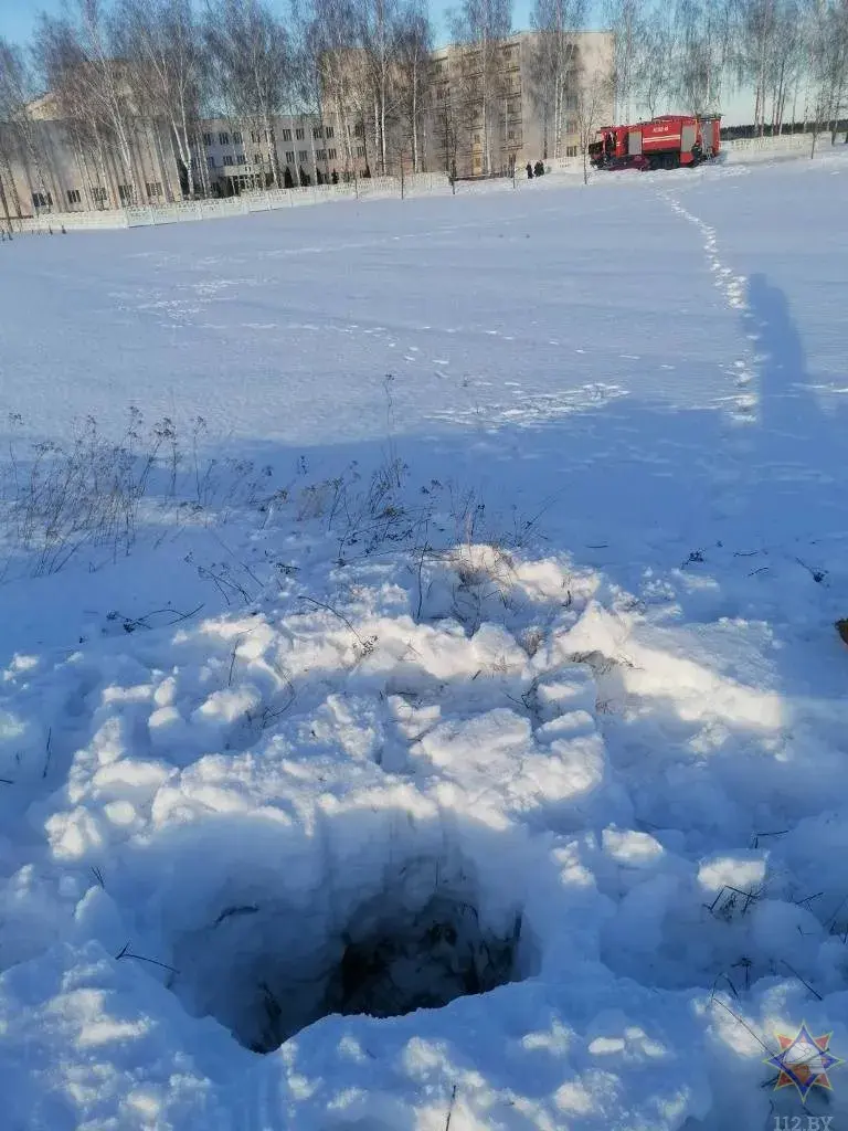 Семилетняя девочка упала в трехметровый колодец в Чаусском районе.  Доставали спасатели | bobruisk.ru