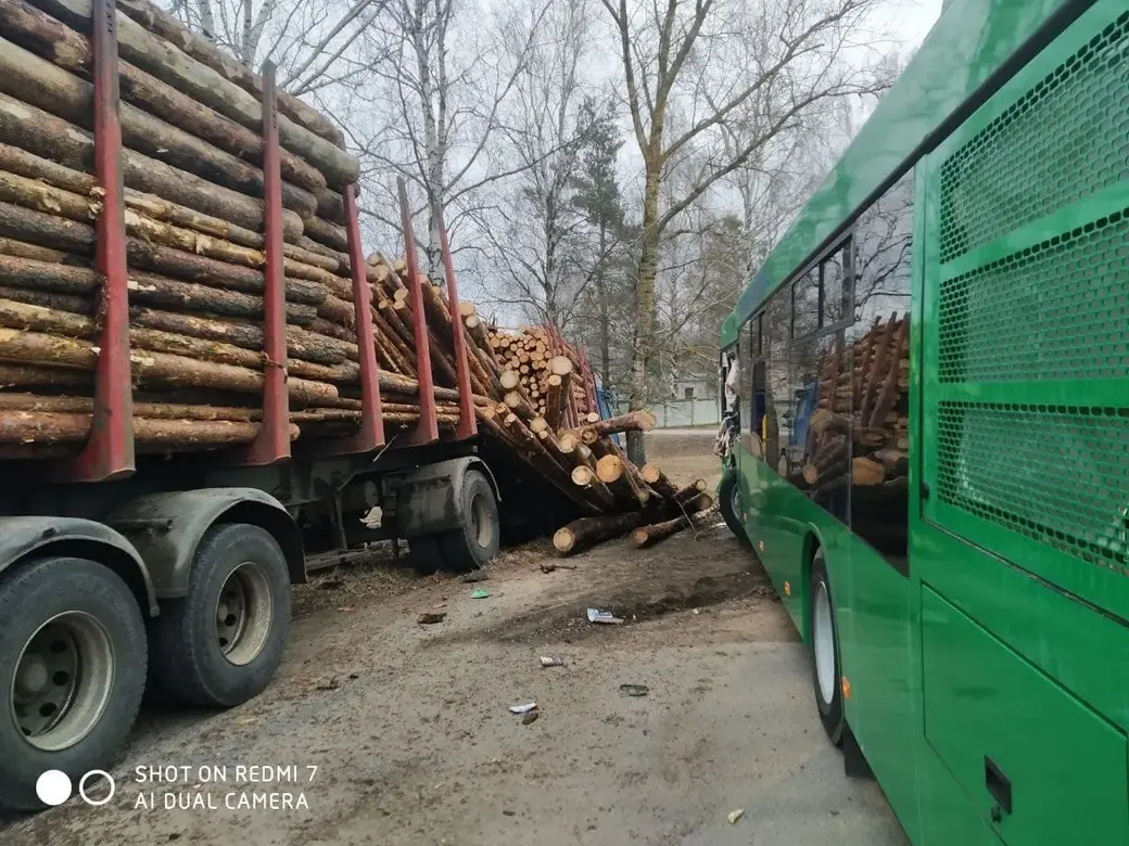 В Осиповичах столкнулись маршрутный автобус и лесовоз | bobruisk.ru