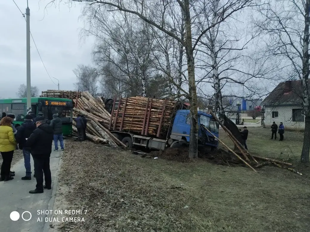 В Осиповичах столкнулись маршрутный автобус и лесовоз | bobruisk.ru