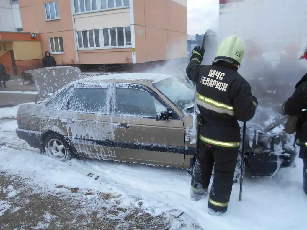 На проспекте Строителей в Бобруйске горел автомобиль | bobruisk.ru