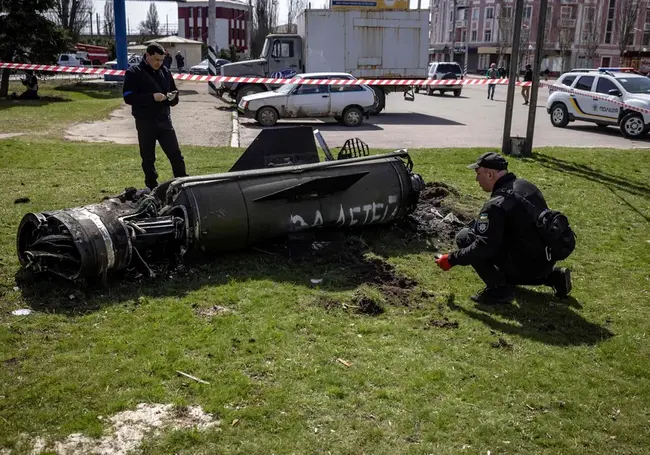 По вокзалу Краматорска ударили ракетой с надписью «За детей». Погибли не менее 50 человек, в том числе дети