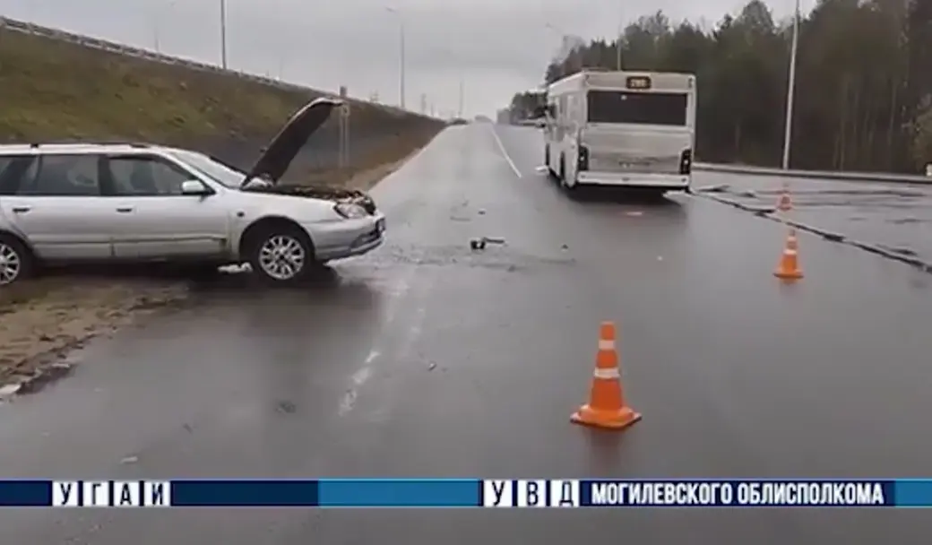 Могилев, 9 апреля 2022 года. Водитель Nissan не уступил дорогу автобусу.