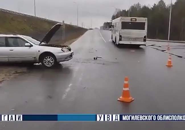 В Могилеве водитель Nissan не уступил дорогу автобусу. Пострадал ребенок