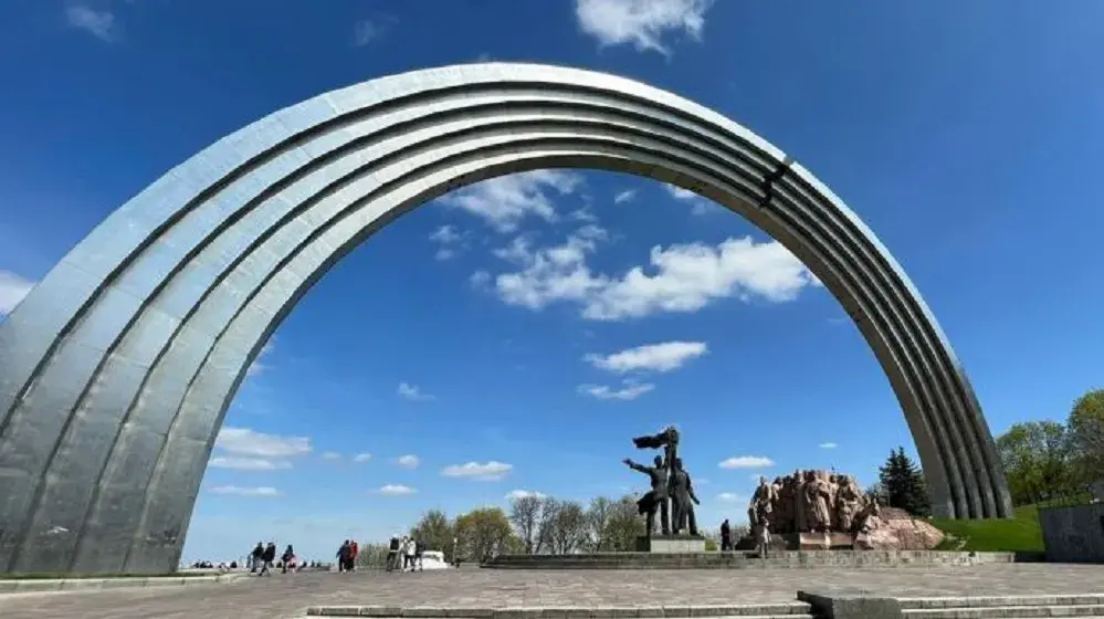 Арка Дружбы народов в Киеве переименована в Арку Свободы украинского народа.