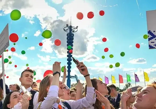 «Мусор, только временно парящий в воздухе». Почему важно перестать отпускать шары в небо