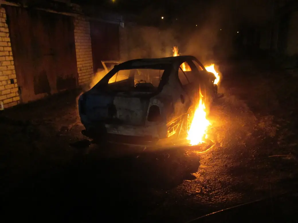 В Нижнекамске сгорел автомобиль, которым не пользовались 11 лет