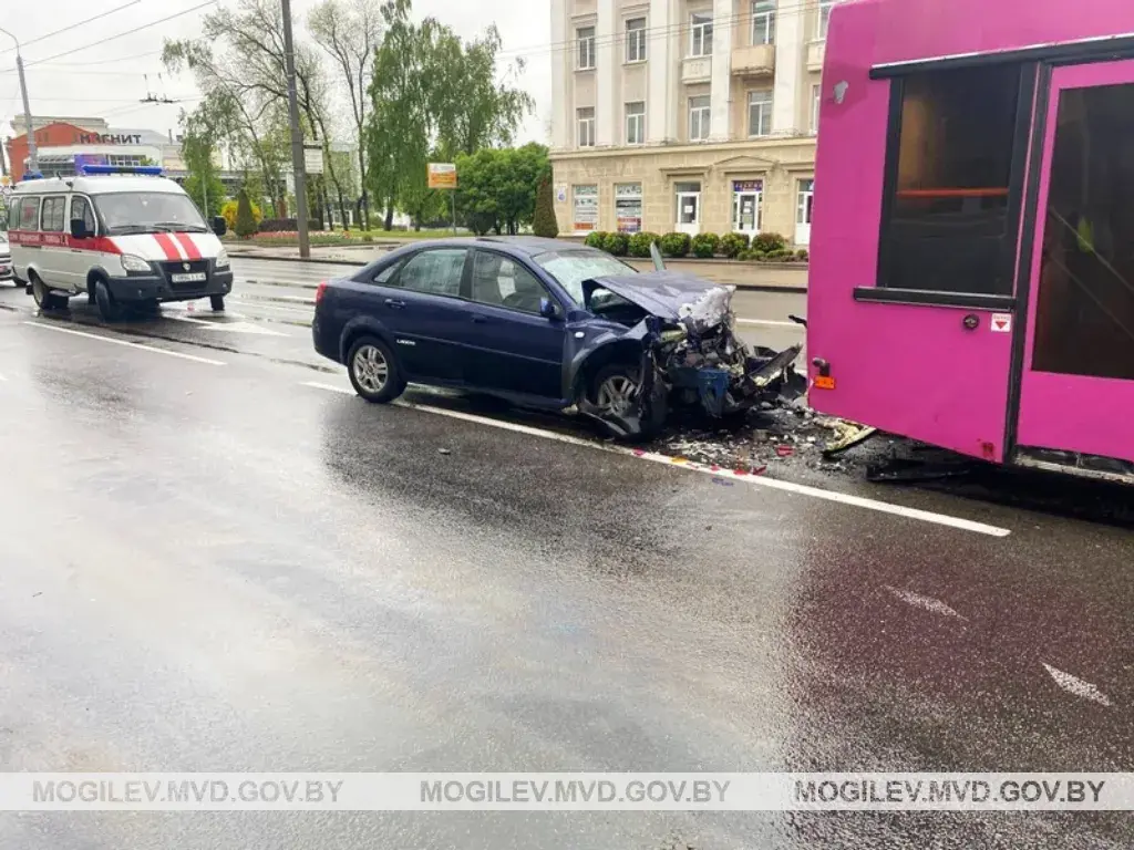 Легковушка врезалась в автобус в Могилеве: травмированы трое парней |  bobruisk.ru